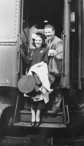 Deux personnes à l’entrée d’un train