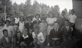 Enfants près de l'école