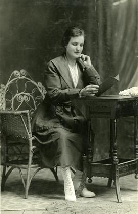 Carte postale vierge – Image d’une femme assise lisant