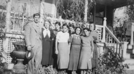 Portrait de famille près d'une galerie