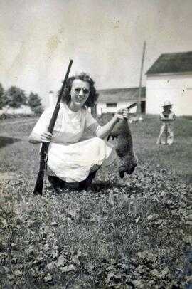 Rollande tenant une marmotte et un fusil