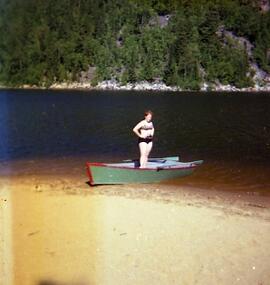 Une femme dans un bateau