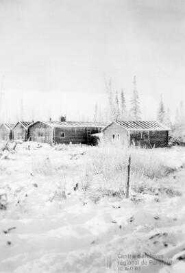 Photo de plusieurs chalets en hiver