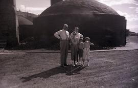 Un portrait de famille devant une usine à charbon