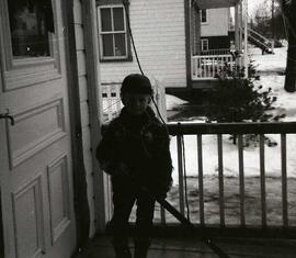 Bédard Claude avec un hockey sur la galerie