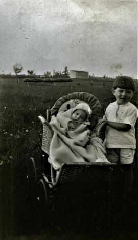 Paul-Eugène et Justin Vohl (enfants) devant la maison