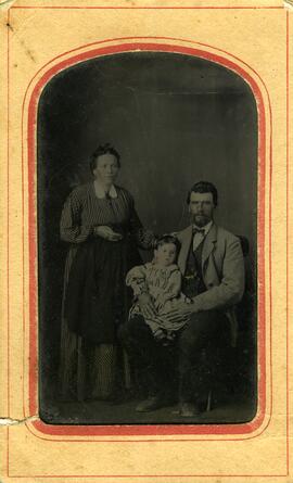 Famille de Théophile Cloutier avec sa femme et leur garçon Johnny