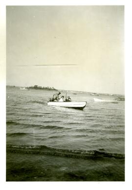 Trois personnes sur un bateau