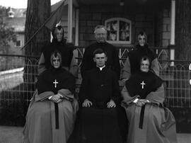 Prêtre et Soeurs religieuse
