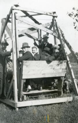 Un groupe à l'extérieur