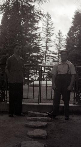Deux hommes à l’extérieur
