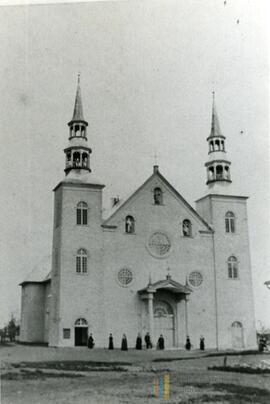 11 Côte du Quai Photo avant 1917 Église de Le parvis fait au vers du 18e siècles (aucun Monument sur la place)