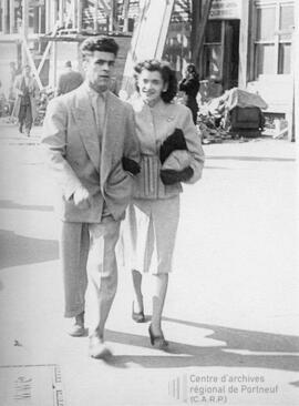 Un homme et une femme marchant dehors dans la rue