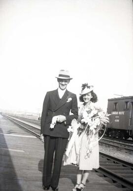 Couple de mariés inconnus - train du Canadien Pacifique en arrière plan