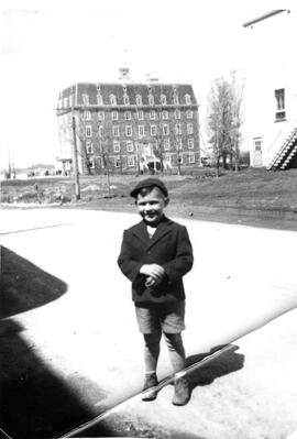 Enfant devant le couvent de Saint-Casimir