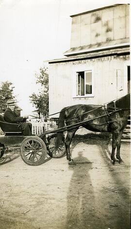 Fortunat Vohl conduisant son cheval