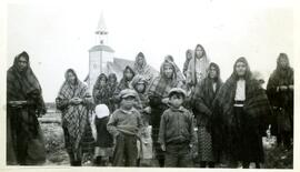Groupe d’autochtones devant une église, possiblement des Innus de la Côte-Nord