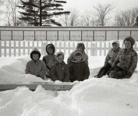 Trudel Élaine Vachon Lucie Bédard Diane Beaumont Madeleine Vachon Pauline Bureau Hélène Borgia Lise assises dans une piscine pleine de neige
