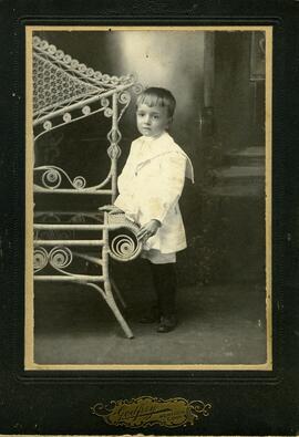 Photographie d’un jeune garçon à la marinière blanche