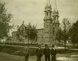 Église de St-Casimir – 4 hommes habits chapeaux - n&b.