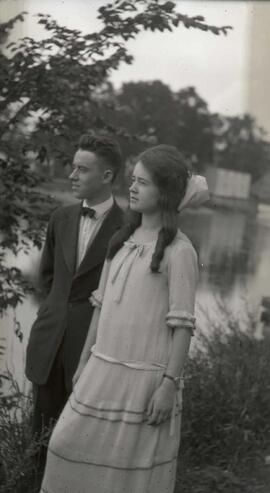 Course de motocyclette - Homme et Jeannette