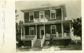 Famille Vohl devant la maison : Fortunat, Irma, Gilberte, Cécile, Clémentine, Clara et Adrien (poney)