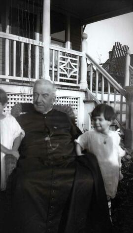 Deux fillettes près d'un vieil homme