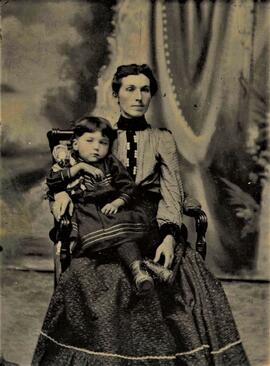 Élise Paquin et sa fille Sidonie Vohl (sœur de Fortunat)