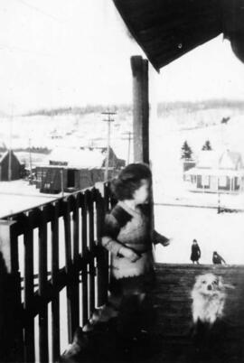 Une fillette avec son chien