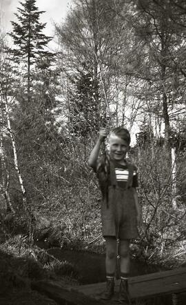 Garçon inconnu avec des truites dans une main