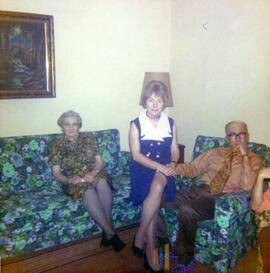 Trois personnes dans le salon