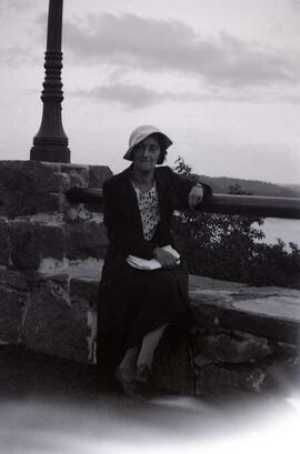 Une femme inconnue assise sur un muret