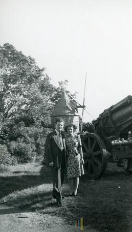 Couple devant un moulin et un canon