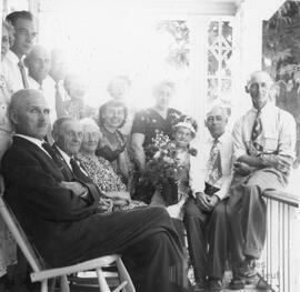 Grand groupe de personnes à l’extérieur de la maison