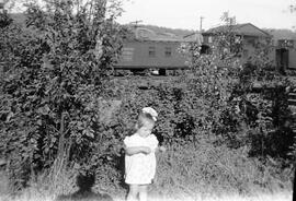 Une fillette à l'extérieur