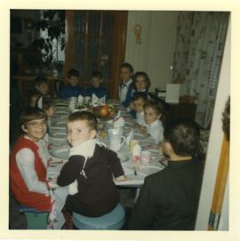 Tablée des enfants au Jour de l’an chez Adrien Vohl et Yvonne L’Écuyer