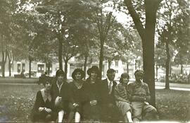 Cinq femmes et deux hommes dans un parc