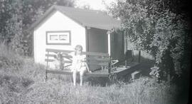 Une fillette près d'une cabane