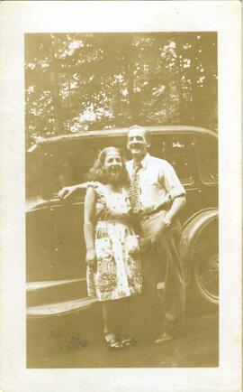 Couple devant une voiture