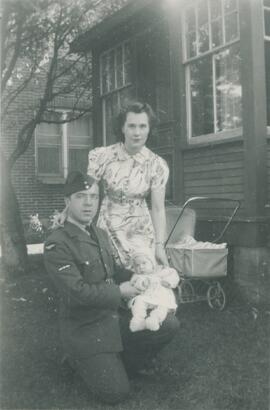 Homme et femme avec leur enfant