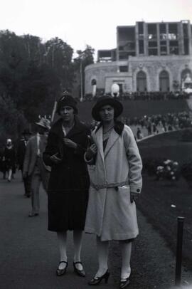 Deux femmes inconnues debout devant un édifice