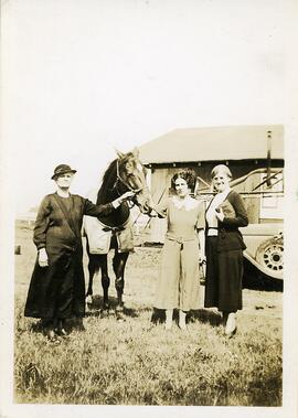 Clara Gauthier, Lucie Dussault et Régina Gauthier avec un cheval de course