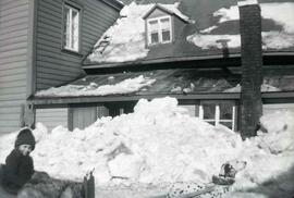 Une fillette dans la neige