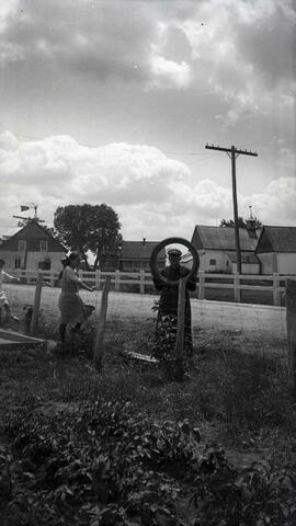 Un homme et une femme à l'extérieur