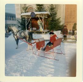 Yvon Ouellette dans une carriole devant l’église de St-Marc-des-Carrières
