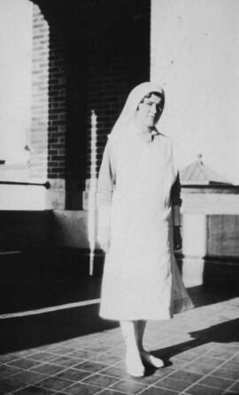 Une sœur (peut-être une infirmière)