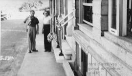 Homme et femme sur le trottoir en ville