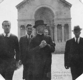 Cinq hommes devant une église