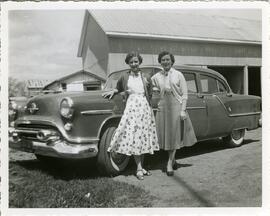 Fleurette et Irma Vohl devant une automobile chez leurs parents