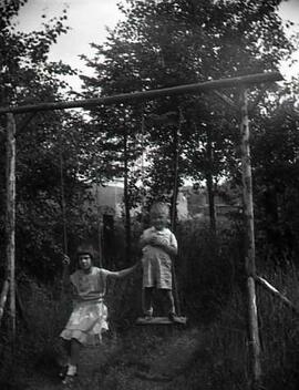 Deux enfants sur une balançoire